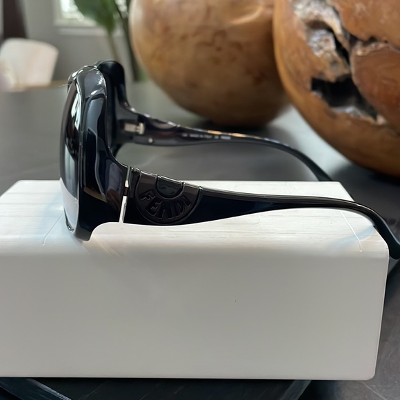 FENDI BIG LENS SUNGLASSES BLACK - Picture 2 of 5
